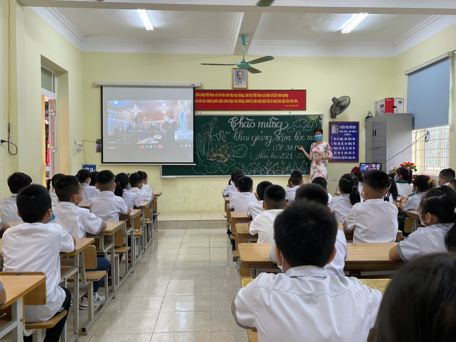 các lớp thực hiện khai giảng trực tuyến tại lớp