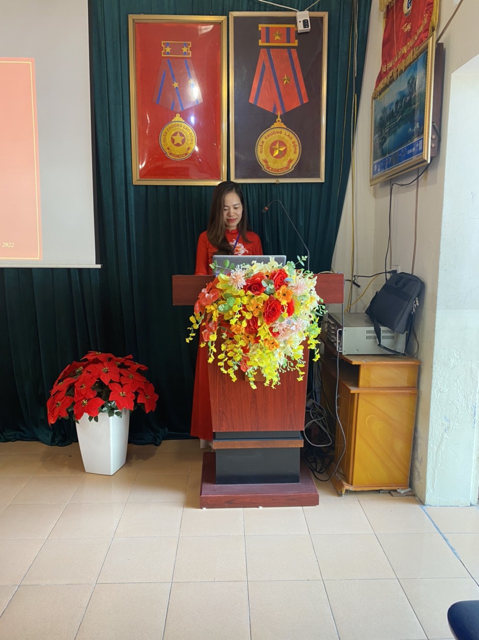 đc Lương Loan lên đọc báo cáo và đề ra phương hướng