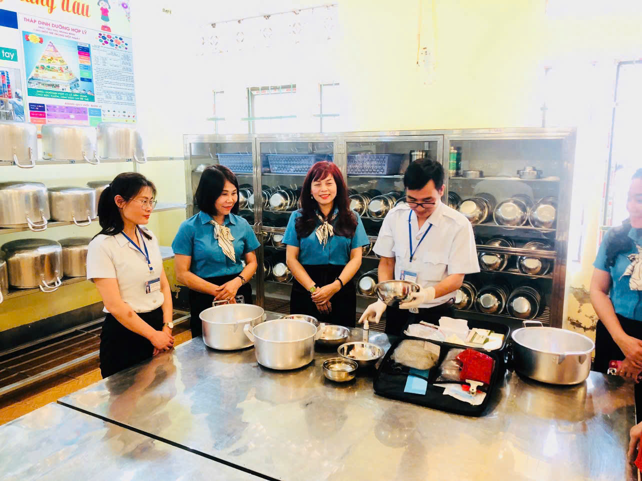 CHI CỤC AN TOÀN VỆ SINH THỰC PHẨM ĐIỆN BIÊN  KIỂM TRA CÔNG TÁC AN TOÀN THỰC PHẨM  TẠI TRƯỜNG TIỂU HỌC BẾ VĂN ĐÀN