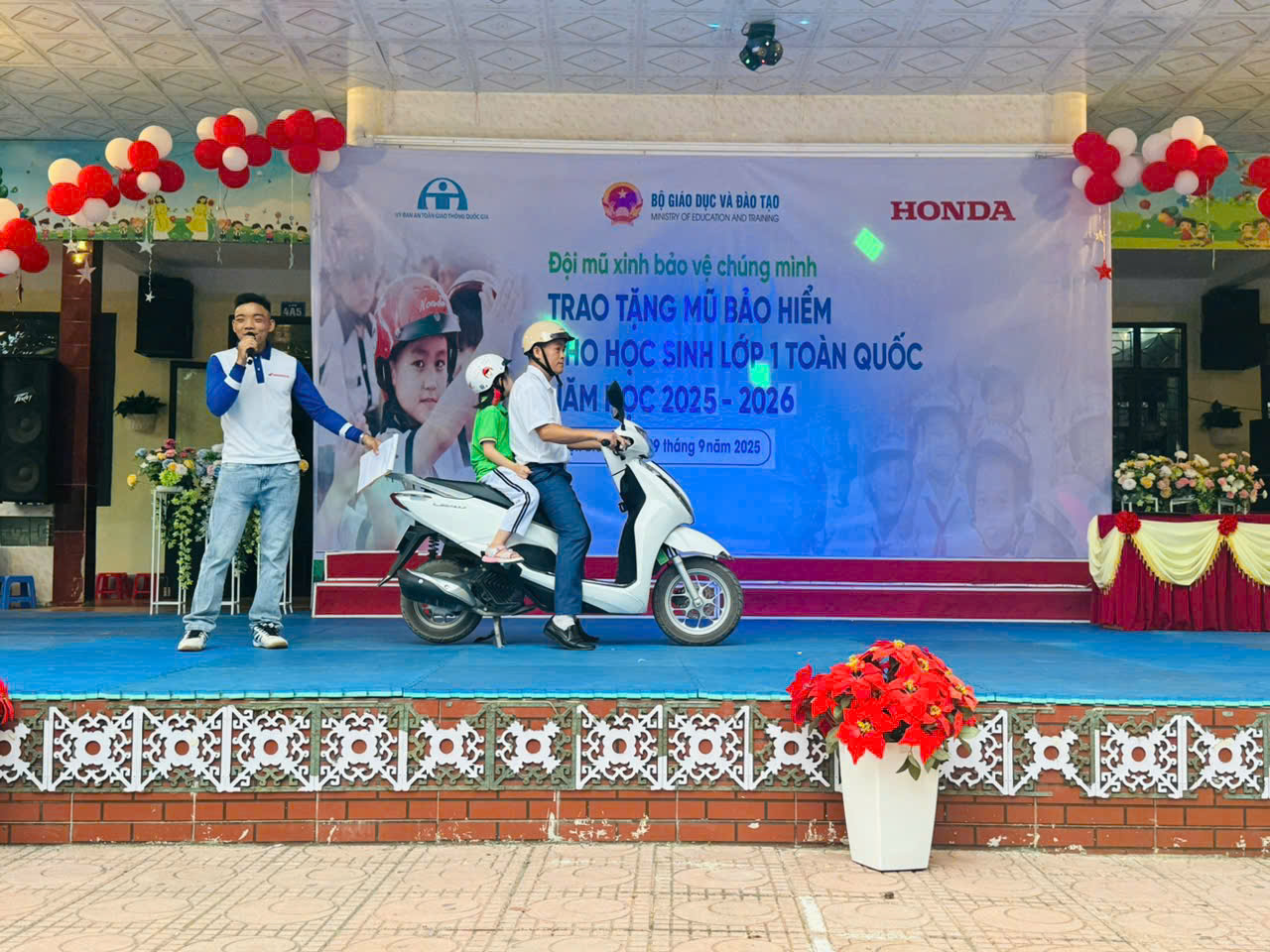 TRAO MŨ BẢO HIỂM – GỬI TRỌN YÊU THƯƠNG, GIỮ VỮNG ƯỚC MƠ