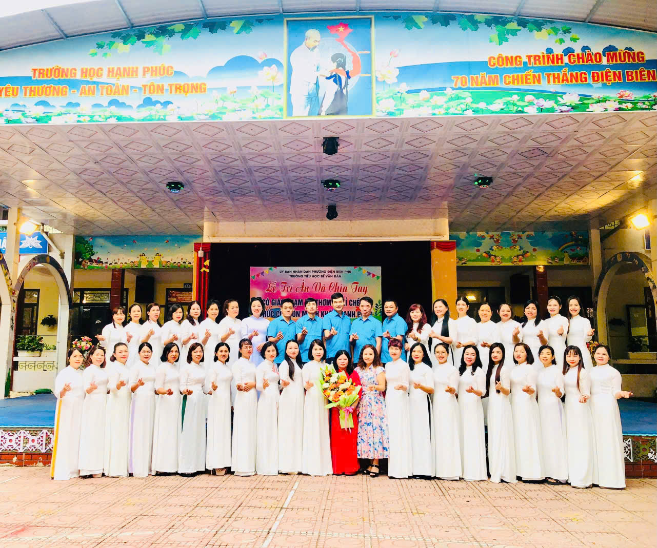 TRI ÂN VÀ CHIA TAY GIÁO VIÊN NGHỈ HƯU THEO CHẾ ĐỘ