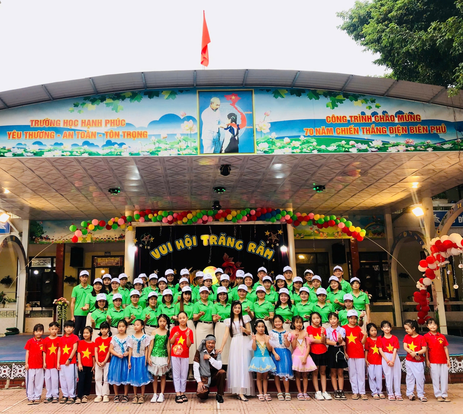 TRƯỜNG TIỂU HỌC BẾ VĂN ĐÀN: VUI HỘI TRĂNG RẰM 2025 - RỘN RÀNG VÀ ẤM ÁP YÊU THƯƠNG